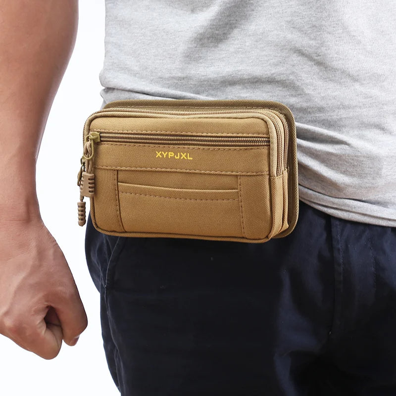 Sacoche ceinture homme beige et compact en toile portée par un homme